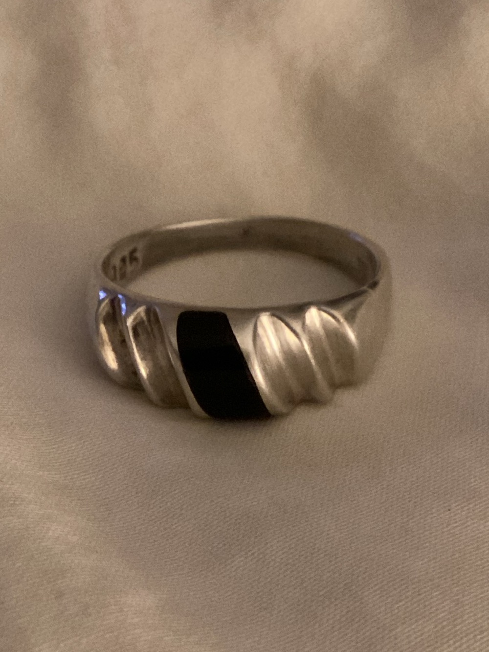 VTG silver Ring inlayed Onyx and Twisted Silver Detailed Authentic Stone